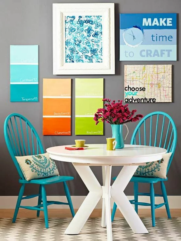 Farbtafel Wandfarbe als Wanddeko im Esszimmer runder Esstisch mit blauen Stühlen 