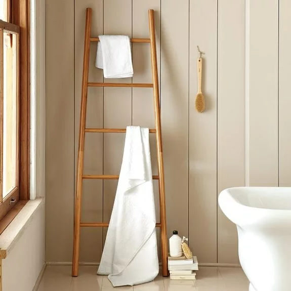 freistehende badewanne holzpaneele badezimmer einrichten holzmöbel handtuchleiter