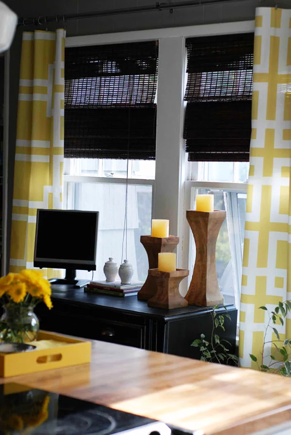 DIY Projekte für Arbeitszimmer Verdunkelungsrollos und gelbe Stoffgardinen gelbe Kerzen Blumen 