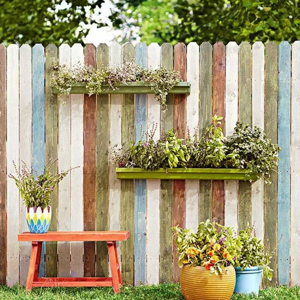 Gartenideen Pflanzbehälter am Zaun aus Holz befestigen DIY Projekt 