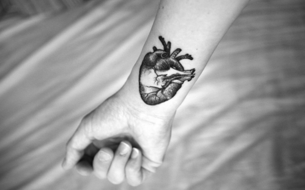 handgelenk tattoo herzen menschliche anatomie