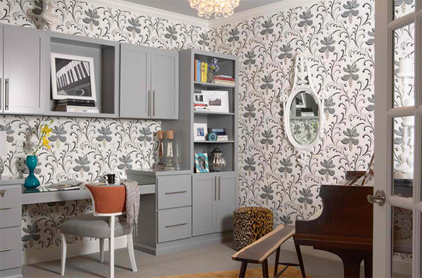 heimbüro einrichten arbeitszimmer gestalten wandtapeten florale muster weiß grau farbpalette