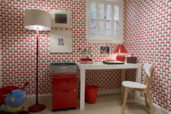 heimbüro einrichten arbeitszimmer wandgestaltung ideen rot weiß wandtapeten muster