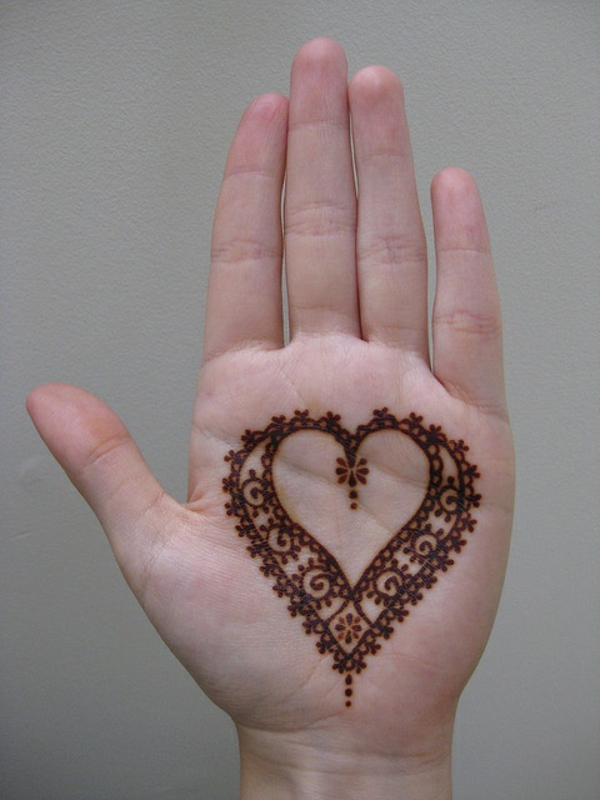 henna tattoo herzen hand ornamente