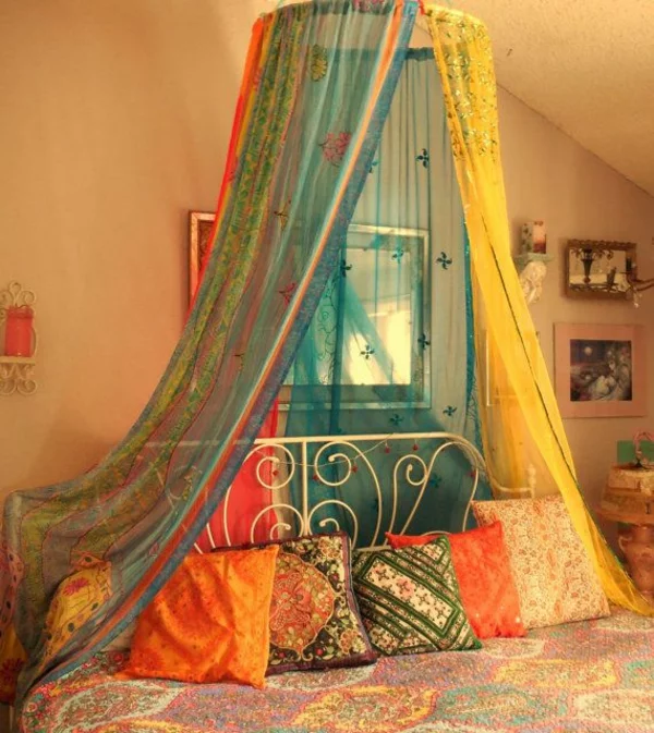 orientalisches schlafzimmer himmelbett farbige gardinen
