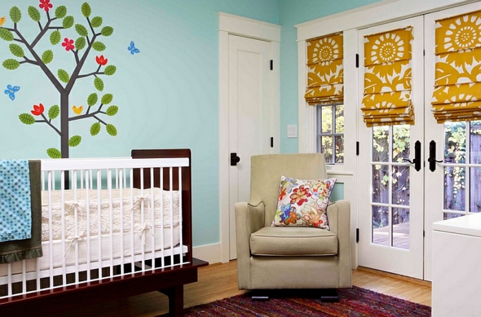 kinderzimmer babyzimmer wandgestaltung wandtattoo sichtschutz faltrollos blumenmuster gelb