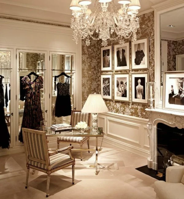 klassisches ankleidezimmer einrichten begehbarer kleiderschrank stilvoll elegant wandtapeten kronleuchter