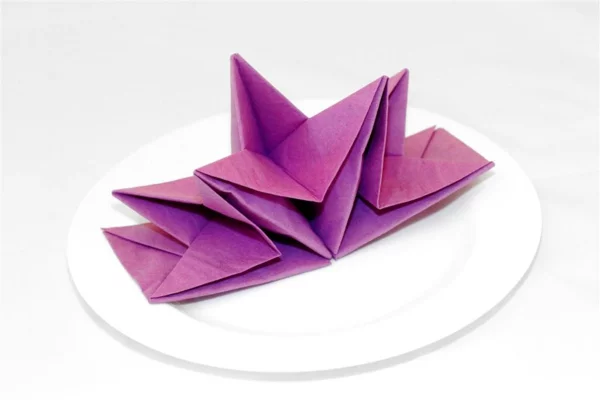 kreative bastelideen papierservietten falten lila serviette