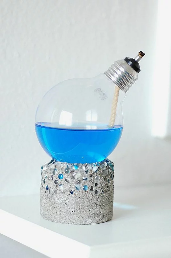 lampe-glühbirnenform-diy-deko-flüssigkeit-blau