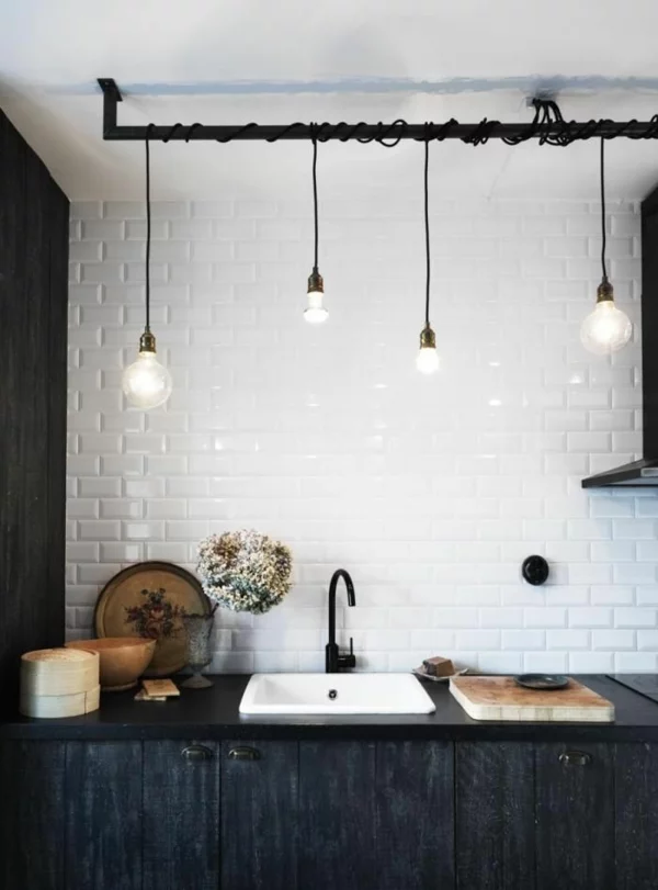lampe-glühbirnenform-diy-deko-weiß-küchenrückwand-fliesen