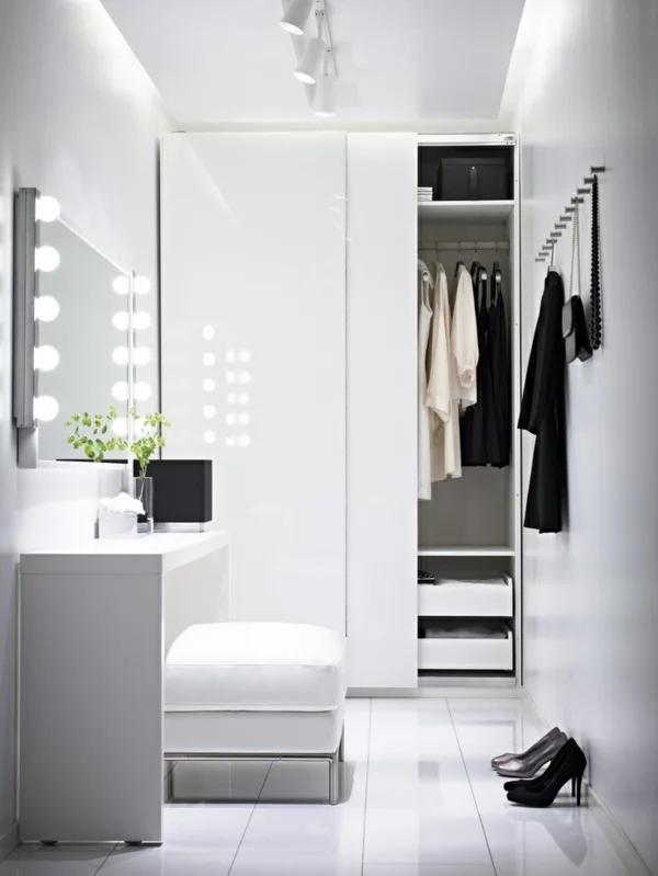 minimalistisches ankleidezimmer einrichten begehbarer kleiderschrank möbel