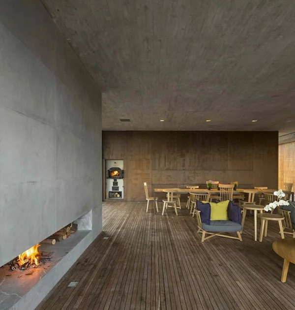 moderne architektur nachhaltiges design p haus brasilien wohnbereich kamin holz beton