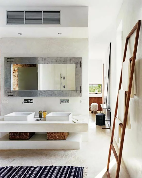 moderne badezimmer badmöbel holz handtuchleiter korbkisten läufer