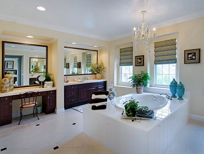 moderne badezimmer einrichtung badewanne einfliesen fenster sichtschutz faltrollos