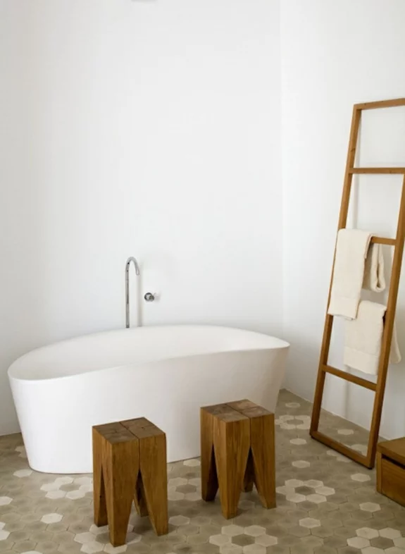 moderne badezimmer freistehende badewanne holzmöbel handtuchleiter