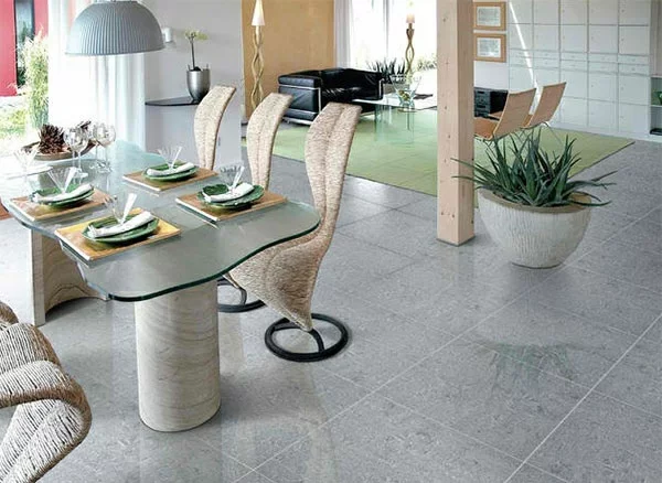 moderne esszimmer esstisch mit stühlen betonplatten bodenbelag offener wohnraum