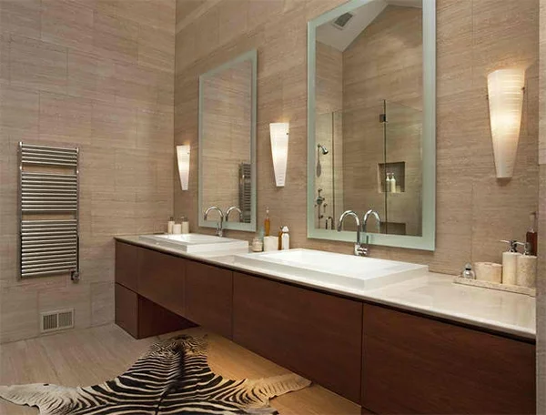 badezimmer design badspiegel teppich tigermuster