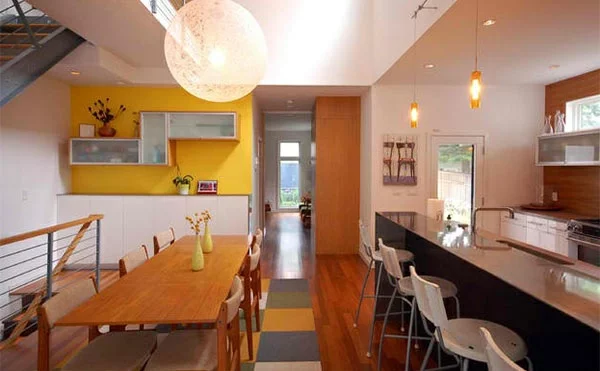 modernes esszimmer holztisch kücheninsel wandfarbe gelb