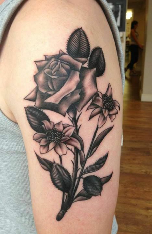 tattoo oberarm ideen blumen und rose