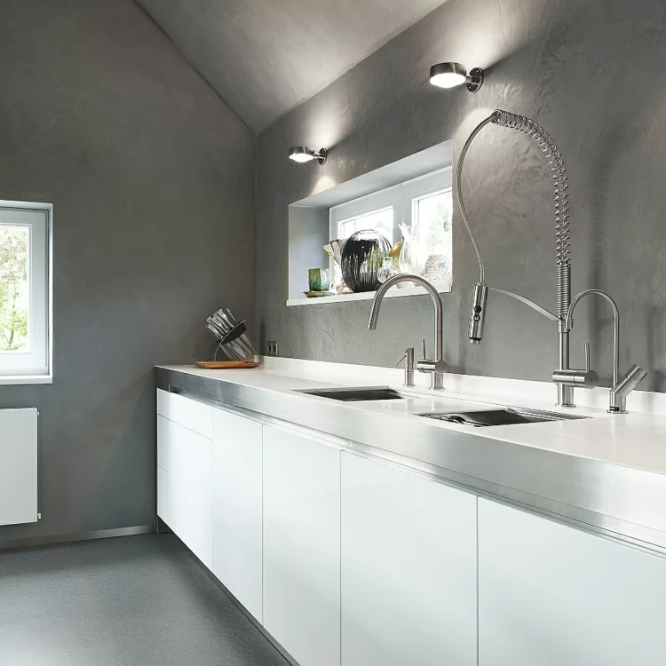nichtrostender edelstahl küchenarmatur moderne küche wasserhahn wände betonoptik