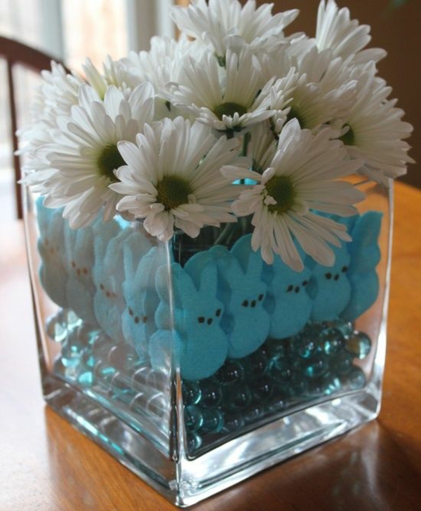 ostergestecke selber machen blumen glas vase deko osterhasen blau