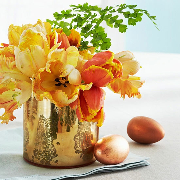 ostertischdeko basteln frühlingsblumen tulpen ostereier kupfer metalik vase