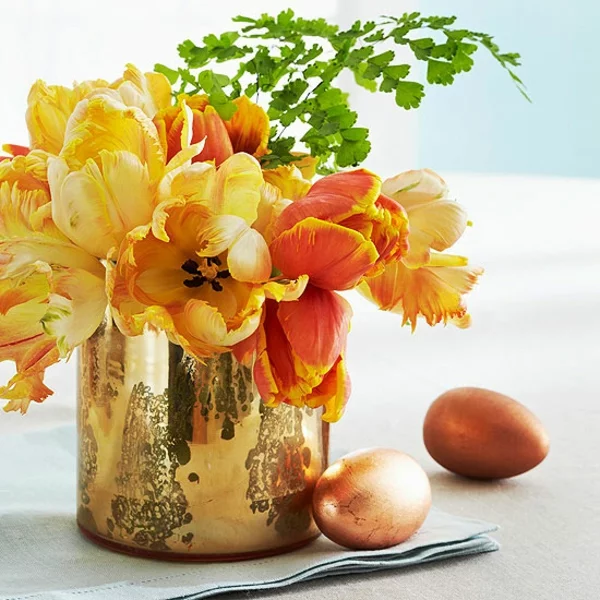 ostertischdeko basteln frühlingsblumen tulpen ostereier kupfer metalik vase