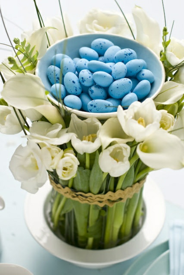ostertischdeko ostergestecke basteln weiße tulpen blaue wachteleier