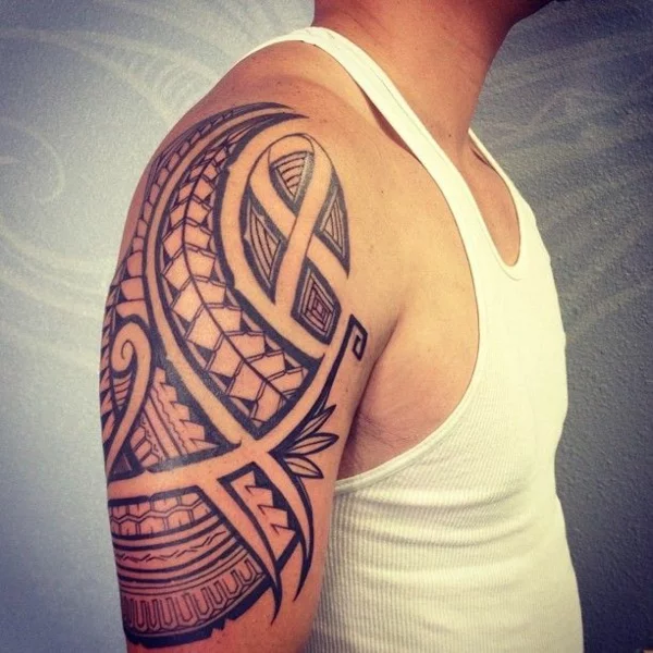 polynesisch tribal tattoo oberarm männer