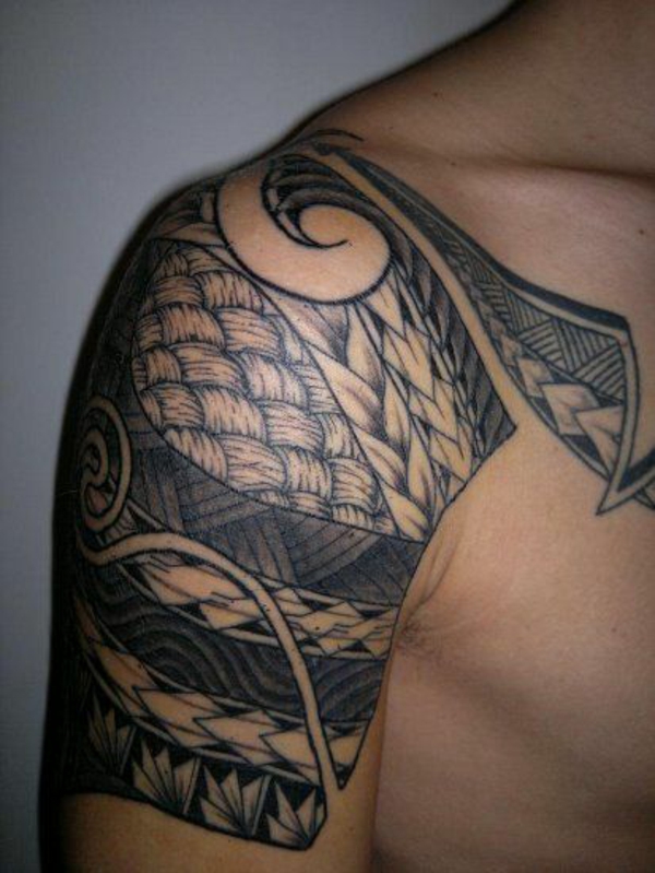 polynesische tattoo oberarm männer