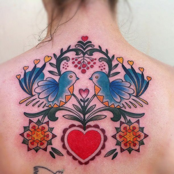 rücken tattoo motive herz vögel geometrische elemente farbig