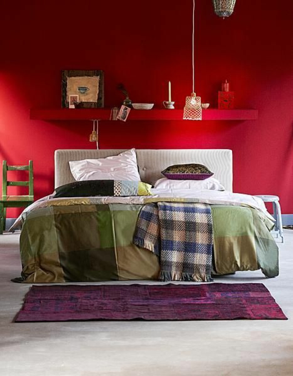 schlafzimmer farben rote wandgestaltung bett lila 