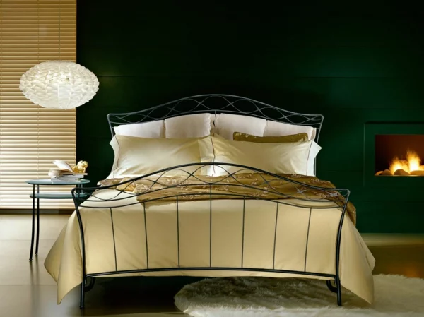 schlafzimmer gestalten elegantes metallbett schwarzes bettgestell kronleuchter kamin archiproducts