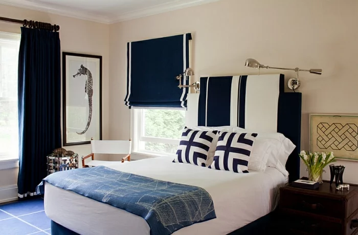 schlafzimmer gestalten fenster sichtschutz raffrollo gardinenideen vorhänge dunkelblau