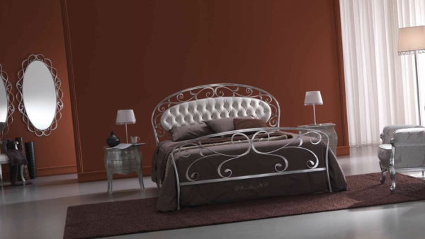 schlafzimmer gestalten metallbett klassisches design schmiedeeisenbett weißes leder kopfteil