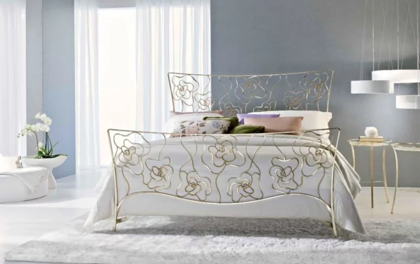 schlafzimmer gestalten metallbett rosen motive gold ambar muebles