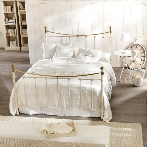 schlafzimmer gestalten metallbett weißes bettgestell gold puristische zimmereinrichtung shabby chic