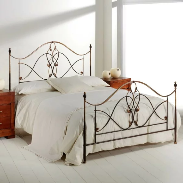 schlafzimmer gestalten schmiedeeisen kopfteil elegantes design metallbett romantisch wandfarbe weiß holzdielen puristisch