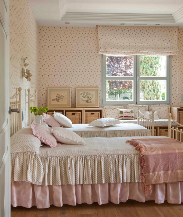 schlafzimmer gestalten shabby chic stil landhausstil rüschen kissen wandtapeten metallbetten weiß