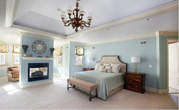 schlafzimmer ideen klassisch kronleuchter kamin wandfarbe blau trennwand
