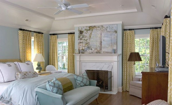 schlafzimmer ideen traditioneller stil gardinenideen gelb sofa holzboden kamin