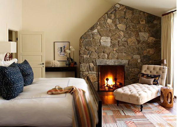 schlafzimmer ideen traditioneller stil steinwand kamin läufer