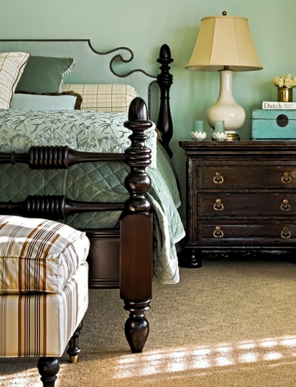 schlafzimmer wandfarbe mintgrün bettwäsche antikmöbel bettpfosten holz teppichboden