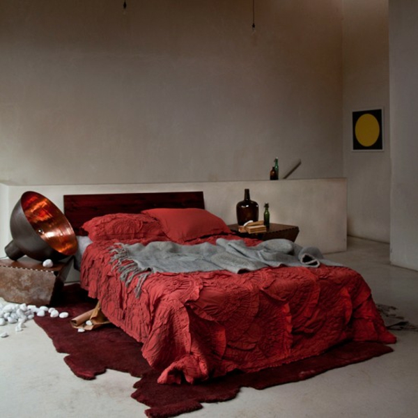  schlafzimmereinrichtung farben gestalten dekoideen rot bettdecke