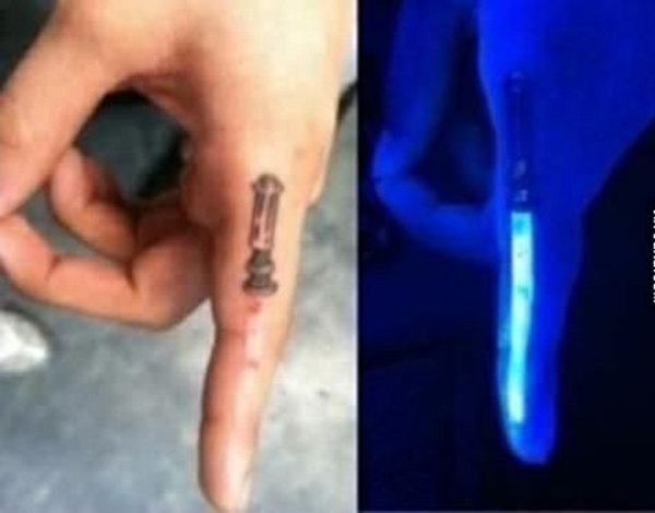 schwarzlicht tattoo finger messer