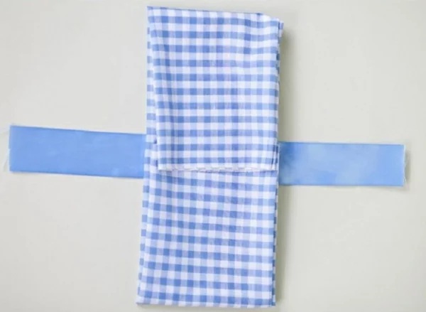 papierservietten falten tischdeko ideen stoffserviette karomuster blau weiß