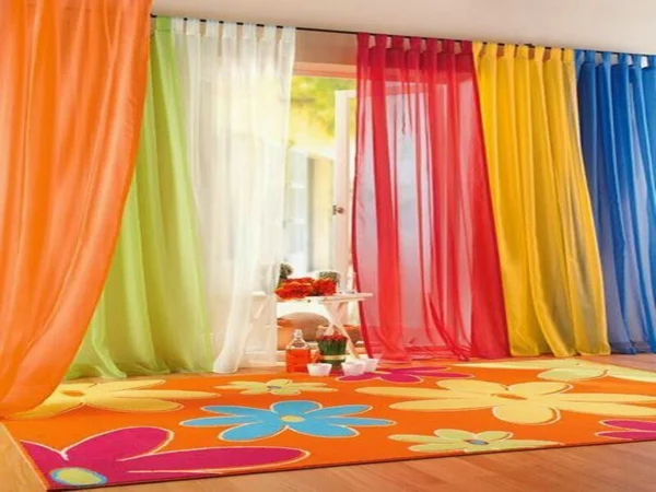 sommerliche dekoration farbige gardinen