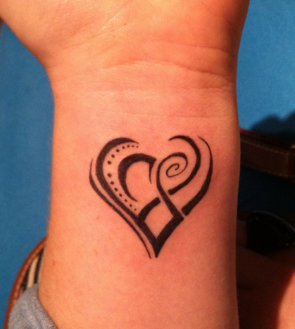 Frau unterarm herz tattoo Herz Tattoo