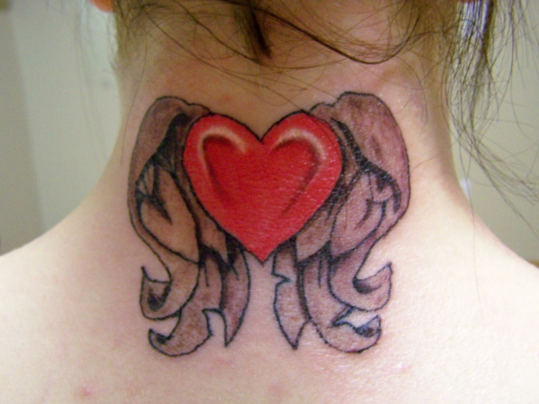 tattoo motive herz mit flügeln rot