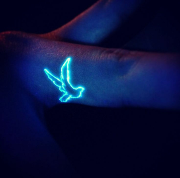 tattoos finger uv tattoo vogel